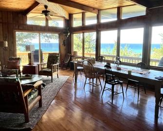 Totally secluded, private Lake Michigan Waterfront Cottage on 7 acres - Pentwater - Restaurante