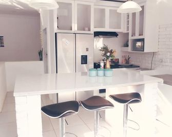 A cozy self-catering apartment, 5minutes to the center and 7mins to t rainforest - Victoria Falls - Dining room