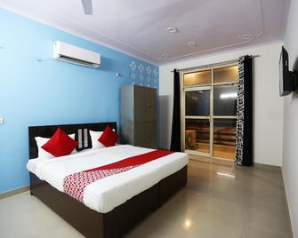 Hotel O Royal Guest House - Kāsan - Habitación