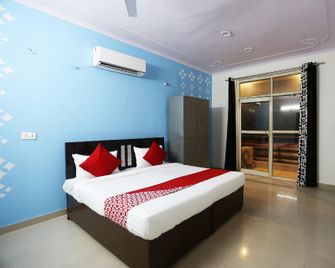 Hotel O Royal Guest House - Kāsan - Habitación