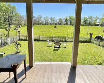 Charming and Romantic Cottage for Couples with a Private Pool on the Mississippi Delta, Mississippi - Shaw - Balcon