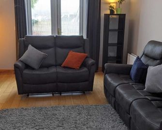 Great detached home in lovely seaside town. Easy driving to main attractions. - Ballycastle - Living room