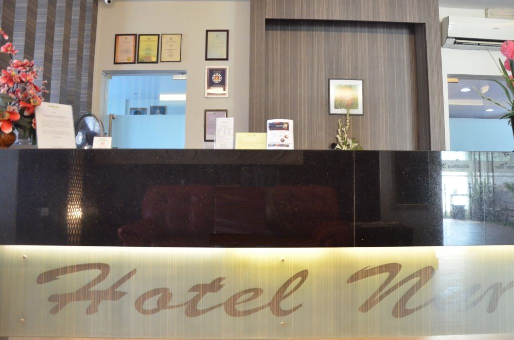 أو واي أو 985 هوتل نور