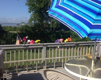 Bay Views, 4th house from the Beach and Wonderful Sea Breezes! - Warwick - Balcón