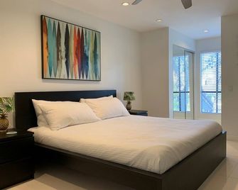 Fully Renovated 2-Bed 2-Bath at Resort Style Palm Canyon Villas - Palm Springs - Bedroom