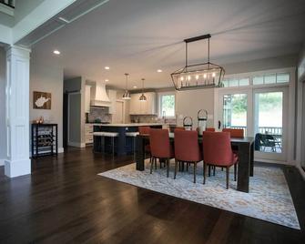 Stunning custom Shepherdstown waterfront retreat - Shepherdstown - Dining room