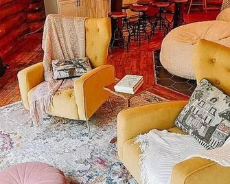 Cozy Cabin with a Stream - 세인트 존스베리 - 라운지