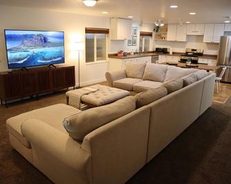 Hot tub & Arcade Full Lower Level Apartment - Eagle Mountain - Living room