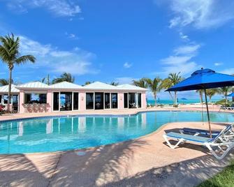 Luxurious Bahama Beachfront. Golf cart, Superbox and high speed internet! - Treasure Cay - Pool