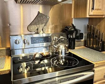 Single Story Home in a quiet neighborhood - Lakeview - Kitchen