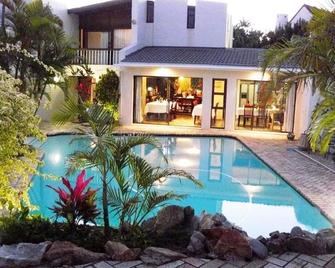 See More Guest House - East London - Piscina