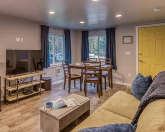 Surf Haven Unit A w/fire pit walking distance to surfing beaches - 水獺岩 - 客廳