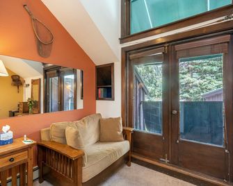 Manitou Lodge 8 Hotel Room by Alpine Lodging Telluride - Telluride - Salon