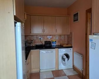 Spacious 6-Bed House 10 Minutes from Kno - Ballaghaderreen - Kitchen