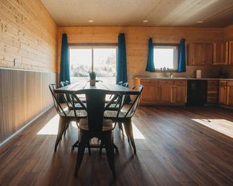 The Coyote Inn, Experience the peace and tranquility of rural Jamestown. - Jamestown - Jídelna