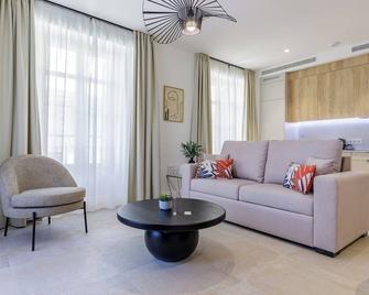 Plaza del Siglo Suites & Boutique Apartments by Caleta Homes - Малага - Вітальня