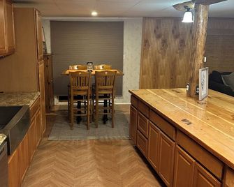3-bedroom mobile home with horse pasture in welcoming Evansville with WiFi - Evansville - Kitchen