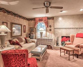 Large & Private Guest House Apt w/ Patio + Views! - Danville