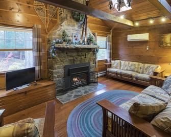 Craftsman Cottage Overlooking Trout Stream; Hidden Valley/ Seven Springs - Somerset - Living room