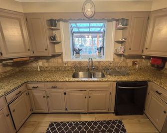 Riverfront property with pool, hot tub, gym, pool table and bar in basement. - Haverhill - Kitchen