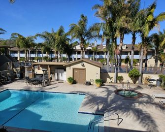 O'Cairns Inn And Suites - Lompoc - Zwembad