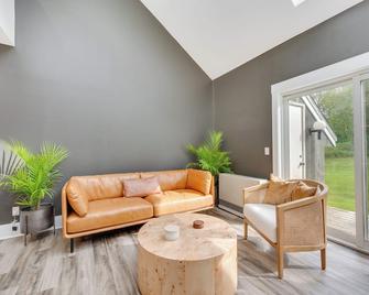 Mid-Century Tenney Mountain Condo Near Hiking - Plymouth - Living room