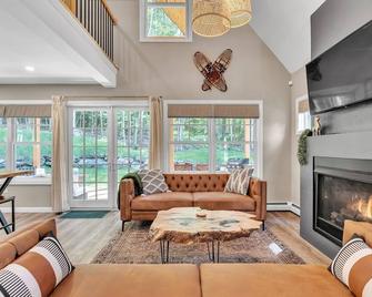Experience Luxury & Adventure: New 2br/Loft Near Burke Ski Mtn & Kingdom Trails! - Lyndon - Living room