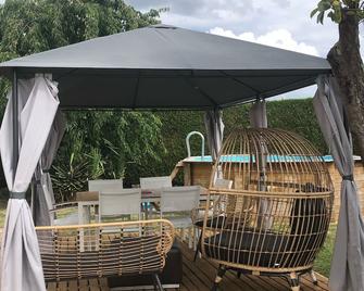 Holiday rental of a large fully equipped house. - Fleurines - Patio