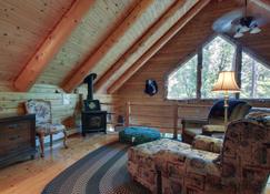 Authentic Log Cabin! - Mountain Views-Campfires Free Wood - Hot Tub - Near Lake - Ferrisburgh - Sala de estar