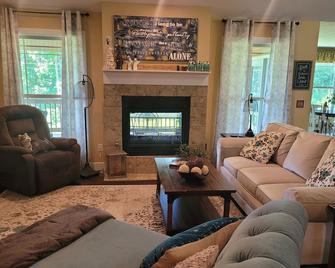The Red House on the Mountain Top - Cookeville - Living room