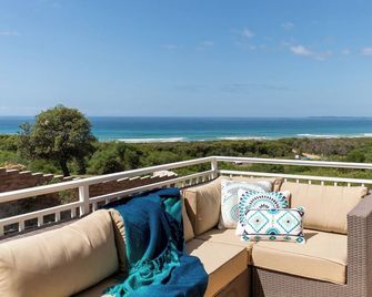 Surfside is a luxury getaway for couples with amazing views of Port Kembla beach - Port Kembla - Balcón
