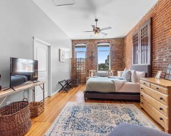 Downtown Loft w/ Amazing Bath Tub & Shower - Perryville - Bedroom