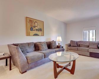 Basye Getaway with Pool Access, 2 Mi to Bryce Resort - Basye - Sala de estar