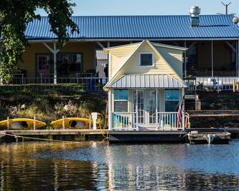 Floating Cottage Summer and Fall Rates Reduced - Sanford - Building