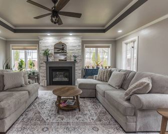 Heated Pool, Hot Tub, Fireplaces - Fall Ready! - Spring Green - Living room