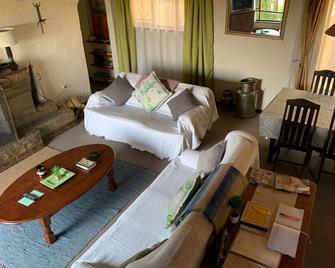 Cosy Self-Catering Country Cottage on Midlands Meander Route - Mooi River - Living room