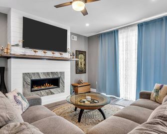Top Flr Balcony w/ bonus room + wet bar, 2 blocks to beach, Linens/towels incl. - Seaside Heights - Living room