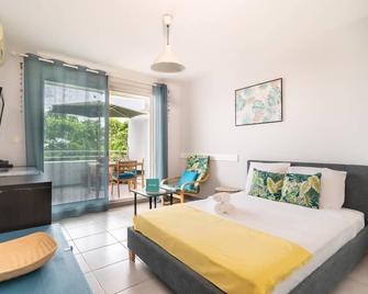 FLAMBOYANT - Studio 2 personnes avec lit de qualité hôtelière séparable pour couple ou amis avec très belle terrasse à 12 min à pied ou 4 min en voiture du lagon de l'Ermitage - ST GILLES LES BAINS - La Saline-les-Bains - Chambre