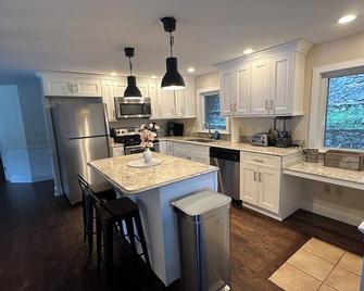 Soak in the Lake Views at the Spacious Waterfront Apartment - Southbury - Cocina