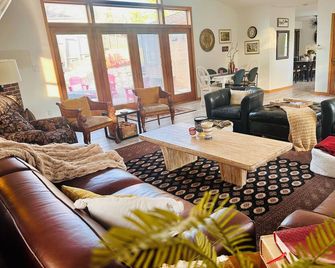 Terrace at Geneva; Private Pool, Game Room & Walkable Hallmark Town - Oskaloosa - Вітальня