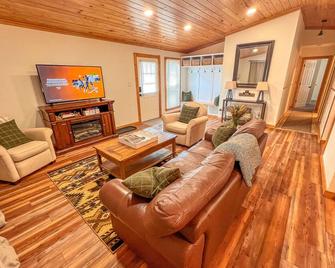 Mountain Memories - New Rental 2023 - West Jefferson - Living room