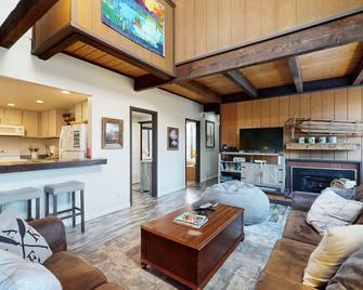 Mountain-view townhome with pool, pickleball, & private hot tub, sleeps 8 - Zephyr Cove - Sala de estar