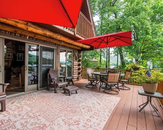 Northern Lake George Beautiful Log Home With Direct Water Front - Ticonderoga - Patio
