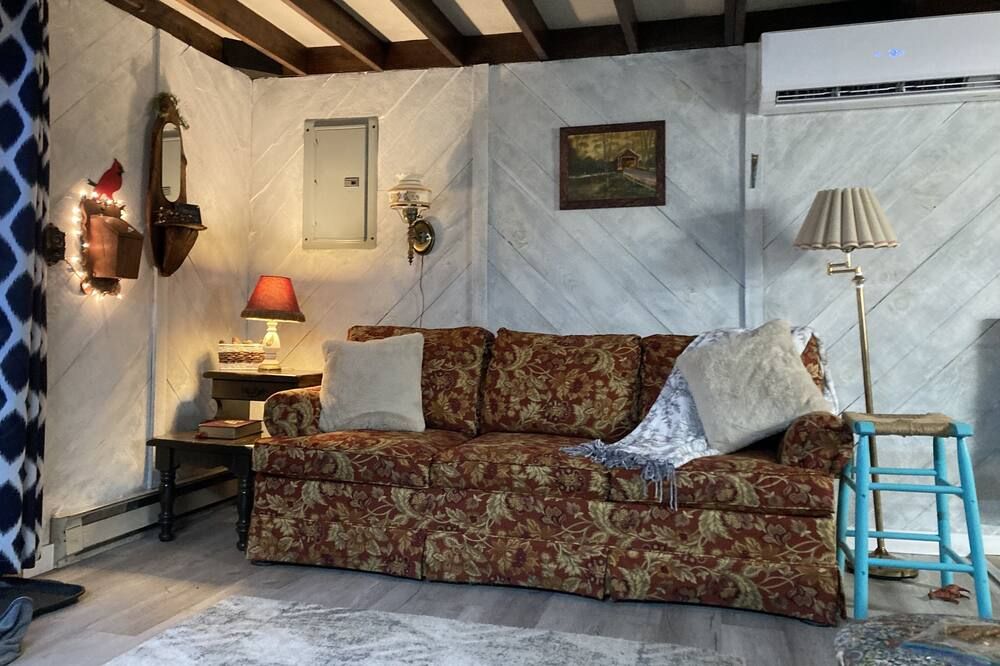 Charming Cottage in the Woods, 5 min to EBT Railroad or Relax & Bird Watch