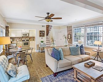 Charming Historic Cottage One Block to Forsyth by Lucky Savannah - Savannah - Sala de estar