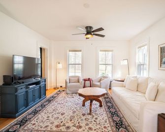 Historic Riverfront House: 5 Bedrooms 3.5 Baths on 5 Acres - Bridgewater - Living room