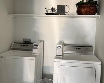 1 Bedroom Apartment Near Beautiful Beaches - Kailua-Kona - Laundry facility