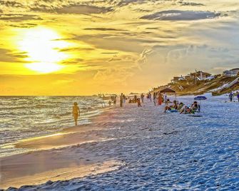 2 Minutes to the Beach; Close to Seaside, Vintage Cottage in Old Seagrove - Santa Rosa Beach - Pláž