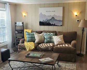 Cheerful Cozy Country Cottage @ Aly Farm, 2bed/1 bath - Spring Hill - Living room