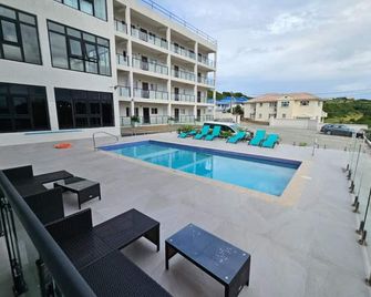 Luxe Mordern Residential Living Inc. - Lance aux Épines - Piscina